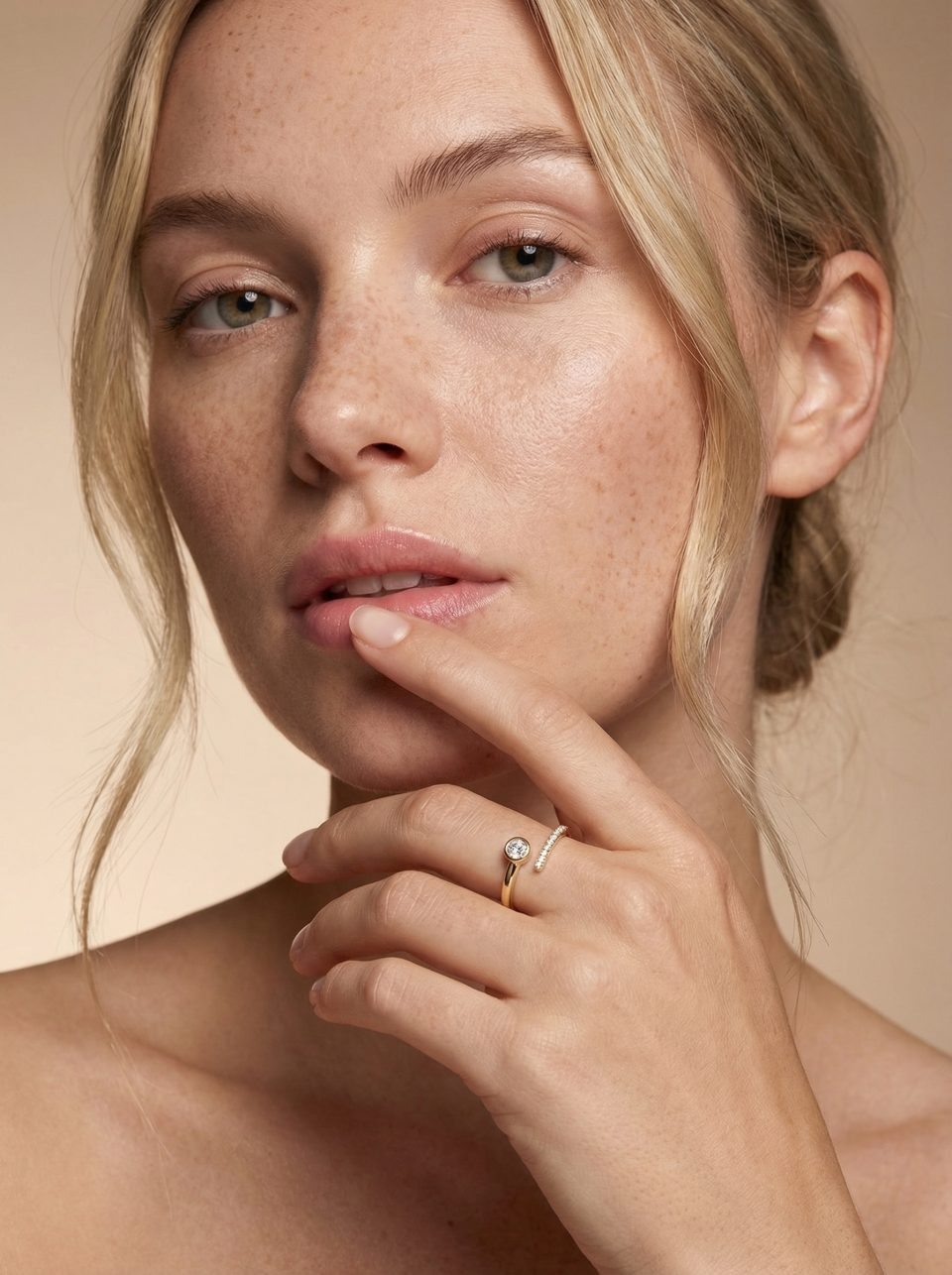 טבעת פתוחה יהלומים בשיבוץ בזל ופאווה זהב צהוב 14 קראט על רקע לבן - תכשיטי בר-דור