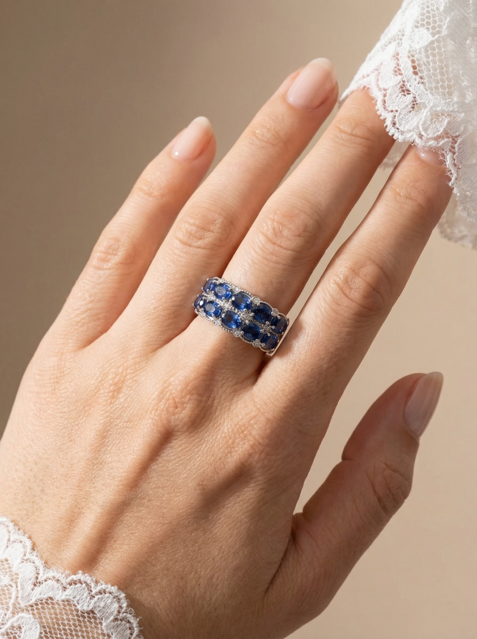 טבעת ספיר רויאל מזהב לבן 18 קראט משובצת יהלומים וספירים.