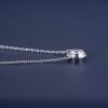 תקריב צד של שרשרת סוליטר יהלום מעבדה Round Bezel, זהב לבן 14 קראט - תכשיטי בר-דור